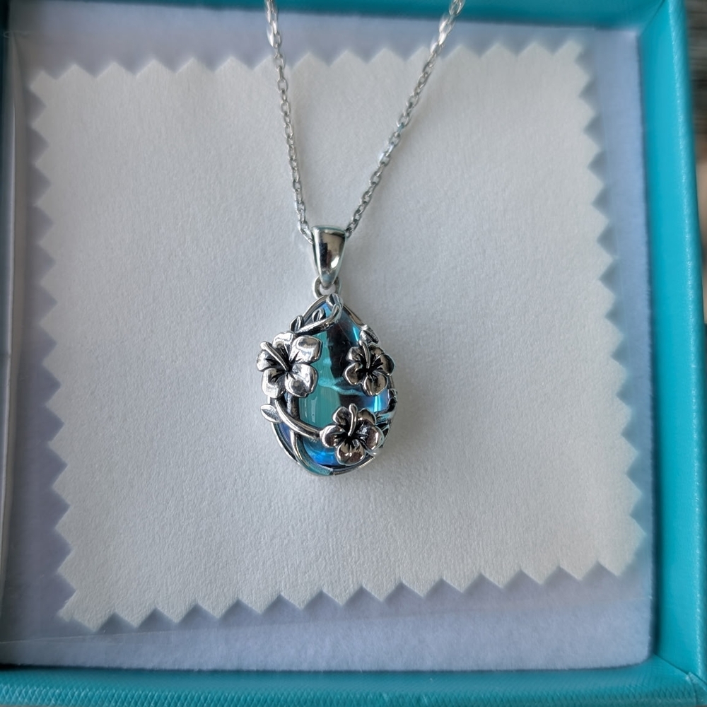 Elegant Silver and Blue Floral Pendant Necklace